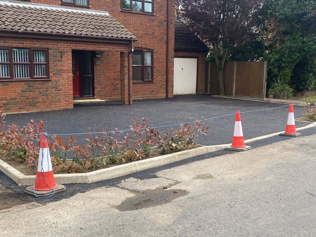 This is a newly installed tarmac driveway just installed by Cranfield Driveways